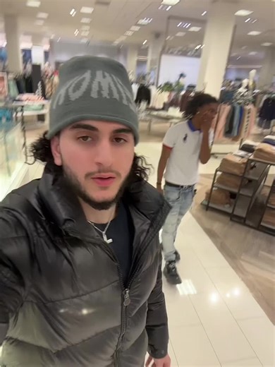 Unexpected Screams at Toronto Mall: A Surprising Encounter