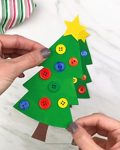 Love how easy it is to make this Christmas tree using scraps from around the house! Snag the printable pattern 👇 | Simple Everyday Mom