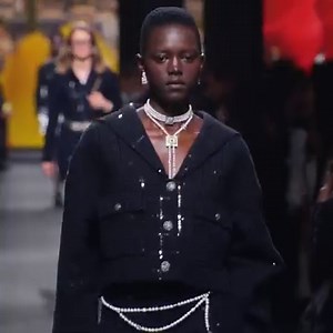 Inspired by the artistic spirit of the villa Noailles in the south of France, the CHANEL Spring-Summer 2024 Ready-to-Wear show set evokes the villa’s terraced gardens and the lines of its avant-garde architecture. Surrounded by projections of hinterland views and giant flowers by Inez & Vinoodh, ambassadors and friends of the House watched on as graphic tweeds and floral embroideries are punctuated by touches of light, plays of contrast, colours and asymmetries. At the heart of this collection, 