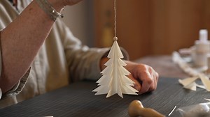 Bastelanleitung: Weihnachtsbaum aus Papier