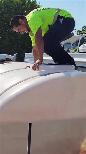 Nahhhhh this is crazy 🎥： ♂️ #paving #pavingtheworld #roads #asphaltpaving #osha #asphalt #asphaltroads #roadconstruction #construction #pavinglife #constructionlife💪👷 | Willie Linker