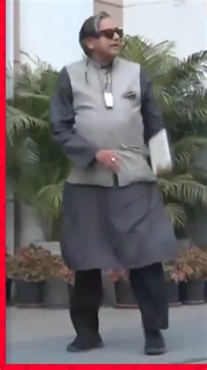 शशि थरूर भागते-भागते पहुंचे CWC की बैठक में| #viral #trending #fact #facts #shorts #factsinhindi