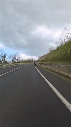 Quando è bagnato, ma tu credi nella Primavera #kneedown #motorcycle #mitas #suzuki #honda