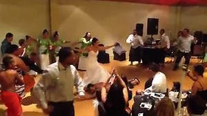 96K views · 3.3K reactions | How beautiful is this? Palagi (Westerner) bride performing a traditional Samoan Taualuga at her wedding. It's so beautiful seeing people from different backgrounds embracing our Samoan Culture, the Faasamoa. If you know this bride, let her know she did a beautiful job! Video Credit: Junior Tyrell. | We Are Samoa | Facebook