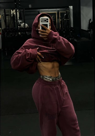 @YOUNGLA x @Gold’s Gym drop is live. Wearing men’s small Spam code giuliana 🤏🏽