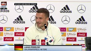 Großartig! "80 Prozent von euch kraulen sich auch mal an den Eiern.“ Lukas Podolski zu "Hosen-Gate" in seinem Element! Lukas Podolski | DFB-Team (Die Mannschaft) | UEFA EURO | Sky Sport DE