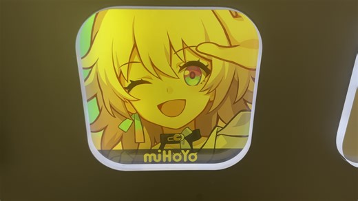 苹果店极为先进的动态展示屏幕（app甚至动图）