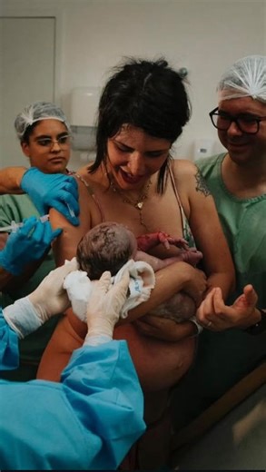 Dra. Catherine Martins @vacinacenter on Instagram: "São 18:30 agora. Às 18:05, exatamente há seis meses, ele nasceu. Nosso Caetano ❣️ Lembro que, por volta das 13 e pouco, já em trabalho de parto, @annekarolyne chegou dizendo que poderíamos romper a bolsa para acelerar as coisas, porque a indução com a ocitocina ainda tava tímida. Eu perguntei, brincando, se ia ser com palitinho de sushi — vambora! Plof! Uma cachoeira. Polidrâmnio confirmado. Ela explica que ele poderia nascer com um certo desco