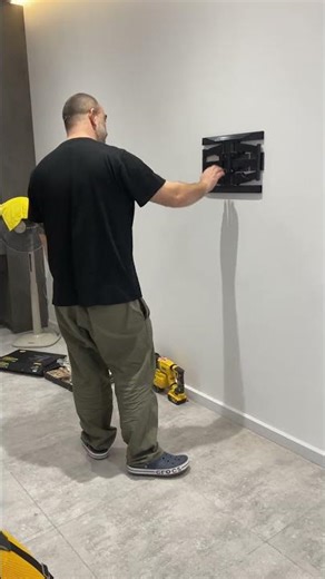 #shorts - anh khách nước Anh đang test thử giá treo tivi thò thụt mình lắp