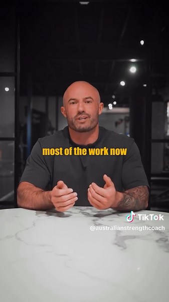 Have you ever noticed how some lifters shake under heavy load. Sometimes it is harmless, sometimes it is a problem, and sometimes you can fix it. With annd1__ , we could fix it. I identified that the shaking was coming from a poor start position, not a lack of strength. Instead of trying to make him stronger, I changed the way he started the lift so he was not exerting maximal force from a weak position. We did this by using one of my favourite accessory exercises as the main movement. Paused de