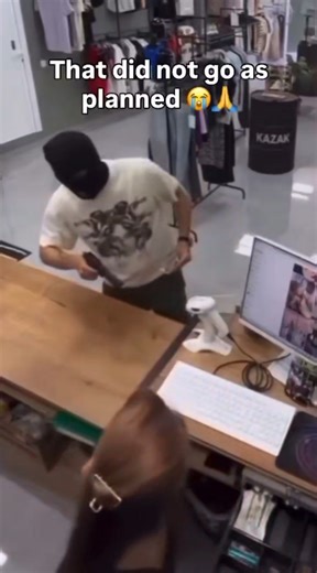 banned youtube videos on Instagram: "日本利用压电瓷砖将脚步转化为电能。这些瓷砖捕捉来自你脚步的动能。当你行走时，你的重量和动作会对瓷砖产生压力。瓷砖会轻微弯曲，从而产生机械应力。瓷砖内部的压电材料将这种应力转化为电能。每一步都会产生少量电荷，而数百万步结合在一起就能产生足够的电力来驱动 LED 灯、数字显示屏和传感器。在像涩谷车站这样繁忙的地方，每天大约有 240 万个脚步为这一系统作出贡献。这些电能可以被储存或立即使用，从而减少对传统电力来源的依赖，并支持可持续的城市基础设施。这种方法将日常运动转化为实用的可再生能源 #日本 #知识 #事实 #你知道吗 #推荐 #科技 #创新 #历史 #技术 #实验 #热门"