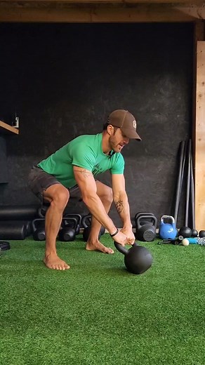 ⚠️ 3️⃣ Common Kettlebell Swing FLAWS ⚠️ These are just the first three, we will cover a few more later this week. Kettlebell Swings are one of the Top 5 Most Beneficial exercises IMHO. However, like with any exercise, especially ballistic ones, technique is of the utmost importance. If you love jamming to 70s, 80s, and 90s and need quick, efficient results from home, let's party. [LINK IN BIO] #kettlebelltraining #wellbuilthumans #healthylifestyle #discipline #macros #garagegym #kettlebellCoachi