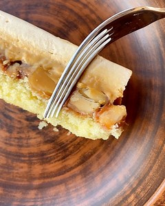 Does the sugar affects the SHINE of the MIRROR GLAZE?👀 👩🏻‍🏫 You guys wrote me so many requests 🙈 so let’s summarize some of the information from yesterday's teaching stories: ⠀ ▫️The most common sugars in classic entremets are sucrose, glucose syrup and inverted sugar. ⠀ ▫️Sucrose, taken as a starting point, has a sweetness of 100%, inverted sugar - 125%, glucose syrup - 60%. ⠀ ▫️Inverted sugar is also called by a common name ‘Trimoline’, which is actually just a brand name (like when we ca