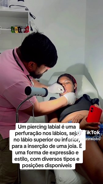 Um piercing labial é uma perfuração nos lábios, seja no lábio superior ou inferior, para a inserção de uma joia. É uma forma de expressão e estilo, com diversos tipos e posições disponíveis