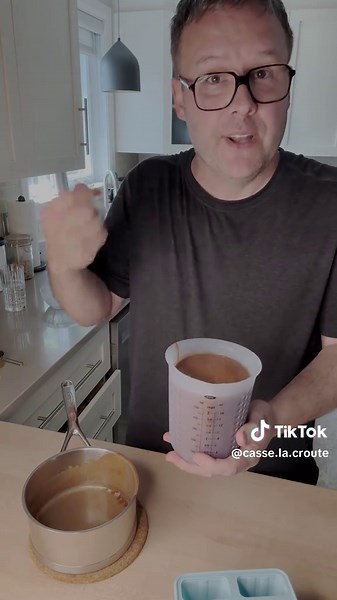 Fudgsicle maison crémeux et bien chocolaté! Abonne-toi pour plein de recettes et trucs, partage la vidéo en grand nombre et sauvegarde-là pour la faire tout l’été! Envie du fudgesicle maison le plus crémeux? Ce classique, que j’ai fait à base de lait de coco et de chocolat est devenu un incontournable chez nous et est DE LOIN le meilleur fidgesicle DU MONDE (aucune humilité ici, parce qu’il est vraiment sur la coche). Préparation : 10 min Cuisson : 5 min Temps de congélation : 5 à 6 h Conservati