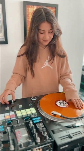 SCRATCHING ON VINYL RECORDS 🎚 #djmichelle