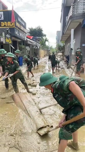 ở đâu có khó khăn ở đó có bộ đội giúp dân thôi