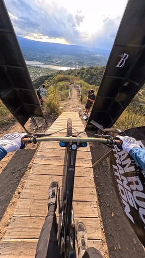 Winning Run 🥇🇦🇷 @copargentinadescenso @sanrock.ar Feliz de poder estar subiendo este post desde el sillón de casa 😅. Extrañaba muchísimo la calidez de Argentina, recibido que con una carrerita pasándola con la gente que más quiero y haciéndome sentir como en casa 🫶🏽 Nos vamos con satisfechos con la bajada final y contento de que el nivel está picante 🌶️ @osfreiargentina @pivotcycles @maxxisbike @maxxisbike_argentina @ch2.pro.ec @ridecncpts @htcomponents @renthal_cycling @tld_bike @absolut
