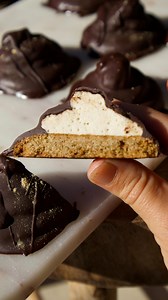 I was so excited that these worked out how I envisioned!!! The full recipe is waiting for you inside the recipe club. If you join before 24 December, your first month is free. Comment ‘RECIPE’ & we’ll send it straight to you! Gut loving gluten free ginger mallow mars, every layer of these is built with ingredients that actively support digestion and gut lining repair. Gelatin The marshmallow layer is naturally rich in gelatin, which contains the amino acids glycine and proline. These nutrients h