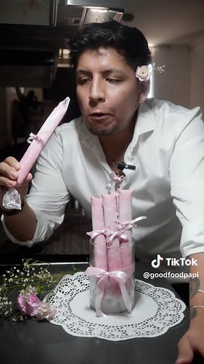 Chupettes Coquettes para calmar el calor y refrescarte coquetamente 🎀🤍🩰 Leche 0% - 300g Maicena - 2 Cda Skyr / Quark - 500g Edulcorante - 10u Fresas - 500g 1. Espesa la leche con maicena (esto evita que se critalice el chupete y quede más cremoso) 2. Deja enfriar un poco y añade el yogurt y edulcorante. Reserva un poco para el marmoleado (100g aprox.) 3. Licua las fresas luego de lavarlas, y mezcla con el yogurt. 4. En una bolsita de chupete, vierte un poco de la mezcla blanca y extiende hast