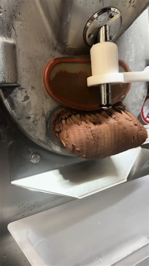 Sorbet chocolat noir. Goût qui claque, texture clean. Tu valides ? #fyp #viral #icecream #foodtiktok #chocolate