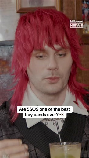 “We are one of the best boy bands ever.” 💥 @5SOS is BACK! Watch as they chat all about their reunion, new album ‘EVERYONE’S A STAR!’ and more over food and drinks at Barney’s Beanery in L.A. in Billboard’s Takes Us Out. Link in bio. | Billboard