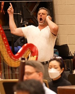 Shostakovich’s searing satire takes the Met stage on Thursday, September 29! Check out this clip of bass-baritone John Relyea, soprano Svetlana Sozdateleva, making her company debut, and the MET Orchestra Musicians rehearsing Act II of Lady Macbeth of Mtsensk during last week’s sitzprobe. Under the direction of Maestro Keri-Lynn Wilson, another Met debutante, these stellar musicians are working hard to bring this colorful score to life. Learn more: bit.ly/3y33WYh Videography by Neville Braithwai