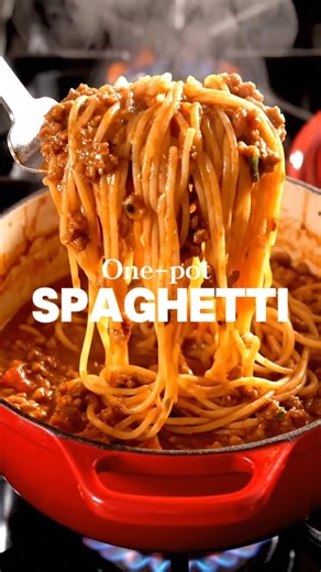 Weeknight spaghetti… but make it dump & done 🤯🍝 Everything cooks in ONE pot (yes, even the pasta) for big flavor zero straining. Ready fast, and you’re not stuck with a sink full of dishes. Do you want this classic or spicy? 👇 #PastaRecipe #EasyRecipe #FoodReels #OnePotPasta #SpaghettiNight | Everyday Pasta Recipes