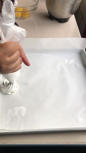 Mini Pavlova: Tips for Perfect Piping