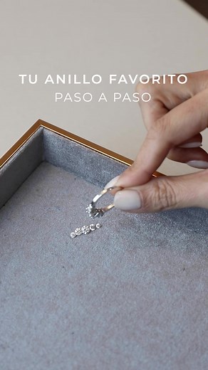 El clásico que siempre dice “sí”. 💍 Anillo de compromiso Quintillo, hecho a mano en Chile con diamantes naturales y la dedicación de nuestra alta joyería. Personaliza cada detalle, diseño, diamantes y brillo, para crear una joya hecha a tu medida. Cada anillo incluye su certificado de autenticidad y servicio de mantención gratuita. ✨ Reserva tu hora con Sofía y diseñemos juntos tu quintillo perfecto. 💫 www.sofiadiez.cl | Sofía Diez