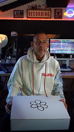 Bloom Collection Contest OUT NOW!!! 🌼🌼🌼 GURU lancia il contest più iconico della stagione dove potrai vincere fantastici premi. Acquista online su guruofficialbrand.com 🎯 Ordine minimo: 100 € 📸 Condividi il tuo look su Instagram ✔️ Partecipi automaticamente Tre premi, una solo vibe: GURU. 🥇 Cena con Matteo Cambi a Montecarlo pernottamento 🥈 Gift card GURU da 300 € 🥉 Gift card GURU da 100 € Hai tempo fino al 30 novembre per partecipare. Il 1 dicembre, sarà Matteo Cambi in diretta ad annun