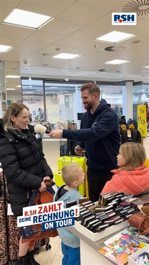 Montag bis Freitag im Radio. Samstag im echten Leben. 😎🎤 R.SH zahlt eure Rechnungen – live an der Kasse 💳🔥 Wo unsere R.SH Schleswig-Holstein-Reporter als nächstes auftauchen, erfahrt ihr hier 👉 https://www.rsh.de/r-sh-zahlt-deine-rechnung-on-tour | R.SH