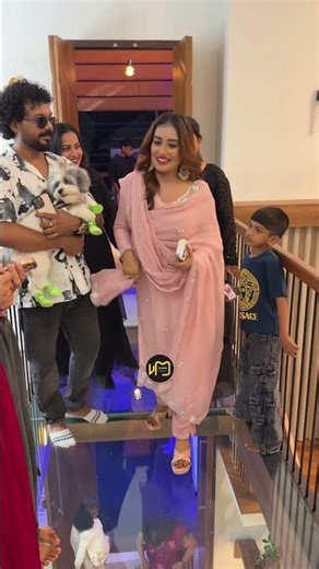 മീത്ത് മിരിയുടെ പുതിയ വീട്ടിലെ ഗ്ലാസ്സ് ബ്രിഡ്ജിലൂടെ നടന്ന് അനുമോൾ | Anumol | Shorts