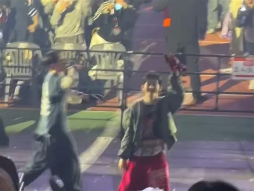 朴叙俊更新IG Story，昨晚演唱会Idol巡场时金泰亨停下和wooga哥哥们打招呼