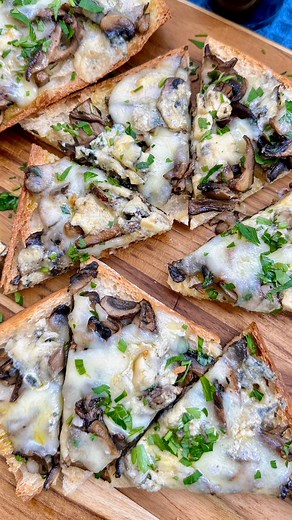987K views · 14K reactions | 稜 Rustic Mushroom & Cheese Crostoni - The Ultimate Italian AppetizerLooking for an easy and crowd-pleasing appetizer? These Italian-style crostoni are loaded with sautéed mushrooms, melty mozzarella, and creamy Gorgonzola – the perfect blend of rustic and indulgent✨ #easyrecipes #italianfood #appetizers | Giovanni Siracusa | Facebook