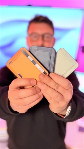 Dario Caliendo on Instagram: "👆🏼Link in bio babyyyyy 💶 Lui è il nuovo Moero M2 Ultra Il primo portafogli di @moero_official compatibile con Apple Dov’è, così non lo perderai mai. È realizzato in vera pelle, può contenere fino a 7 carte ed è dotato di un MagSafe ancora più potente, per un aggancio saldo e sicuro allo smartphone. Ma non finisce qui: il retro è realizzato con un materiale speciale pensato anche per pulire il display quando serve. Disponibile in tantissimi colori e diversi pellam