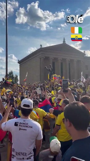 🇪🇨 El BANDERAZO de ECUADOR en la estatua de ROCKY BALBOA