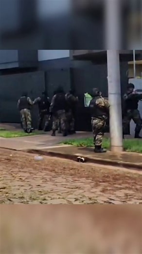 NARCOBANDA DESARMADA EN EL NEA. 3 DETENIDOSEntraban droga por río, por tierra y hasta en encomiendas. Se les terminó.Con inteligencia criminal, allanamientos simultáneos y despliegue coordinado de la PNA, cayeron uno por uno, incluido el líder.Droga incautada. Plata secuestrada. Estructura desarticulada.El que las hace, las paga.