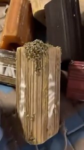 🪲 El aeropuerto de Palma erradica una plaga de chinches La pasada semana, el aeropuerto de Palma se enfrentó a una plaga de chinches que generó preocupación entre los usuarios y trabajadores. Estos insectos habían invadido las zonas exteriores del aeródromo, afectando especialmente a un gran número de materiales de obra que se encontraban en el suelo. Los vídeos compartidos por usuarios en redes sociales han mostrado a los chinches en diversas áreas del exterior del aeropuerto, incluyendo colum