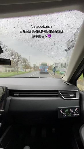 Je teste mon élèves. A-t-on le droit de dépasser le bus dans cette situation ? #permisdeconduire #autoecole #moniteur #permis