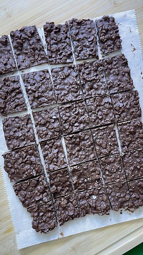 Stephanie Gigliotti on Instagram: "🍫 Homemade Nestle Crunch Bars If you love candy bars you’ll love these! 🍫creamy chocolate and crispy rice cereal satisfies your sweet tooth quickly! 3 cups semi sweet chocolate chips 2 tbsp peanut butter or coconut oil 1 1/4 cup Rice Krispies cereal Melt the chocolate and peanut butter (or oil) together in the microwave in 30 second increments. This should only take a minute or 2, don’t let it burn. When melted add the cereal and mix together. Pour onto a she