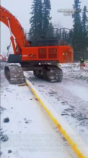 눈길 위 대형 파이프도 가볍게 넘어가는 베테랑 굴착기 기사의 정밀 컨트롤 #worker #process #skilled #operator #engineering