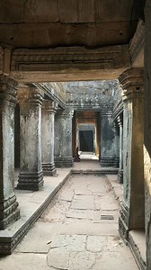 Ta Prohm - một trong những đền thờ bí ẩn và nổi tiếng nhất của Angkor Wat. Không chỉ là một đền thờ, Ta Prohm còn là một biểu tượng của sự kết hợp giữa con người và thiên nhiên. Những cây cổ thụ hàng trăm năm tuổi và dây leo bao phủ xung quanh đền thờ, tạo nên một không gian tuyệt đẹp và huyền bí. #TaProhm #AngkorWat #Cambodia #Travel #Adventure #History #Culture #lethanhhoa #summer | Lê Thanh Hòa
