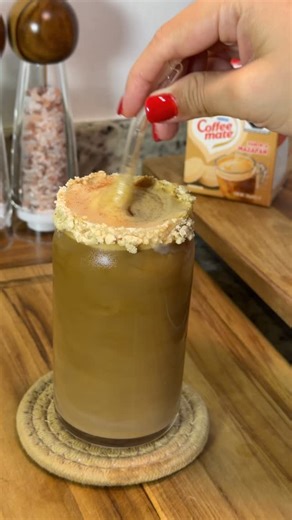 Karely Felix / Aventura en tu Cocina® on Instagram: "Café frío sabor Mazapán! 🤤 Ingredientes: 1 1/2 cdas. Café soluble 1/2 a 3/4 taza agua tibia 1/4 taza Coﬀee mate®️ sabor Mazapán @coffeematemx Muuucho hielo Mazapán molido Leche condensada Procedimiento: Comienza escarchando tu vaso con un poco de leche condensada y mazapán molido. Pon el agua tibia, y café en el vaso. Mezcla muy bien, después añade los hielos y el truco está en añadir un toque del nuevo Coﬀee mate®️ sabor Mazapán que le dará 
