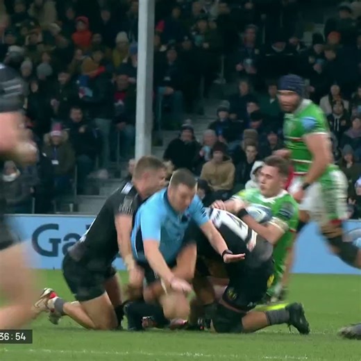 Oops 😅 Referee Tom Foley finds himself in the wrong place at the wrong time as he's sandwiched in a Exeter Chiefs Official tackle 💥 #GallagherPrem | #EXEvLEI | TNT Sports Rugby