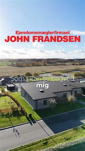 🏡 𝐀̊𝐁𝐄𝐍𝐓 𝐇𝐔𝐒 𝐌𝐄𝐃 𝐕𝐈𝐋𝐃 𝐔𝐃𝐒𝐈𝐆𝐓 🏡 - Søndag d. 30 november med tilmelding Gert åbner dørene på søndag på denne perle i Søften. Præstegårdsvej 37 byder på en moderne og indflytningsklar villa fra 2018 med store, lyse rum og en hverdag, der glider let. Her får I et lækkert køkken-alrum med køkkenø, separat forældreafdeling og en skøn udsigt fra terrassen. En bolig med god plads, flot kvalitet og en beliggenhed tæt på både natur og hverdagens behov. Vil I se mere? Klik på linket 
