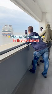 ✨🚢 Willkommen in Bremerhaven, Micky Mouse! Die „Disney Adventure“ ist da – Deutschlands größtes Kreuzfahrtschiff! 🛳️ 👉 342 Meter lang, Platz für über 9.000 Menschen, Achterbahn an Deck und Micky & Minnie riesengroß am Heck. Ein absolut einmaliger Anblick für alle „Sehleute“ in Bremerhaven. 🔧 Bis Mitte Oktober wird der Kreuzfahrtgigant von der @meyerwerft im Kaiserhafen bei der @lloyd_werft fertiggestellt. Währenddessen könnt Ihr das Schiff vom Hafen aus bewundern – oder noch näher bei einer 