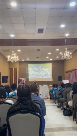 Pov: quand tu deviens la MC à ta propre cérémonie de certification 🥹❣️. Empowering Women In Africa m'a transformé j'ai plus peur de parler en public 😭😭❤️❤️❤️❤️, un rêve devenu réalité 🥹❤️, la formation d'art oratoire à porté ses fruits. I'm so proud of myself ❣️, bientôt ma grille tarifaire de mes prestations 🤌. #graduation_day_with_ewa | Aïcha Traoré