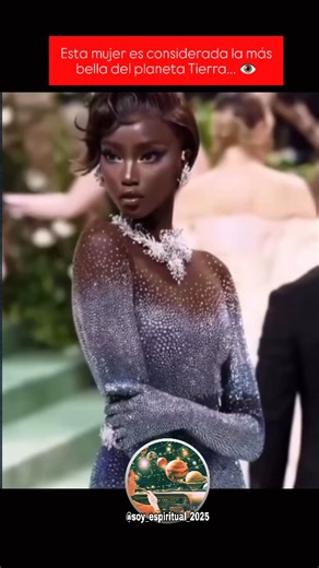 DESPERTAR DE LA CONCIENCIA on Instagram: "@danihmbcn Anok Yai es considerada una de las mujeres más bellas e influyentes del mundo de la moda contemporánea, y su trayectoria es casi cinematográfica. Nacida en Egipto, hija de padres sudaneses, se mudó cuando era niña a los Estados Unidos, donde creció lejos del centro de atención. Su destino comenzó a cambiar en 2017, cuando una simple foto tomada por un fotógrafo callejero en un festival universitario se volvió viral en las redes sociales, llama