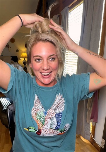 Used my old high school hair hack to pin my bob back with 24 inch extensions 💁🏼‍♀️ #bobhaircut #hairextensionsonshorthair #hairtok #extensionshairstyles #shorthairhack